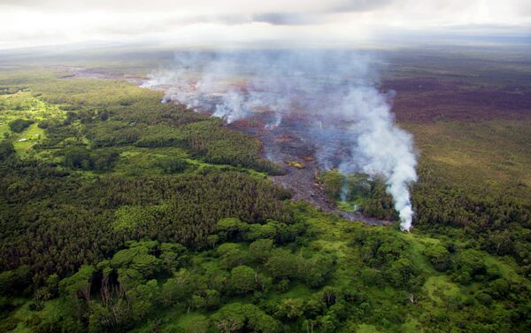 Дым от пожара, вызванного потоком лавы вулкана Килауэа, Гавайи, США