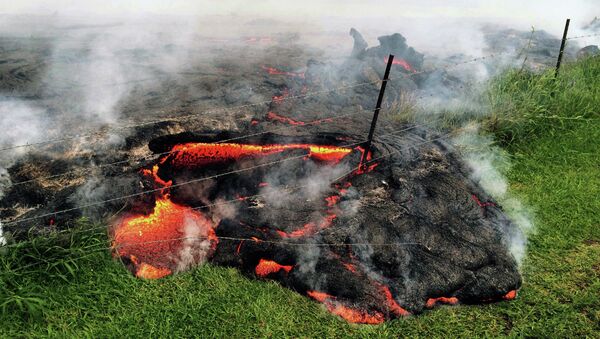 Поток лавы вулкана Килауэа возле деревни Пахоа, Гавайи, США. Архивное Фото.