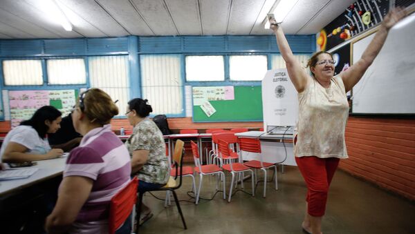 Женщина после голосования на выборах президента Бразилии. Архивное фото