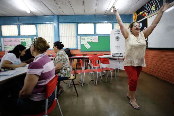 Женщина после голосования на выборых президента Бразилии