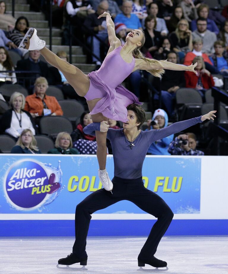 Российские фигуристы Александра Степанова и Иван Букин на Skate America