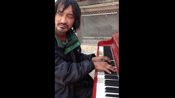 Бездомный самоучка играет на пианино волшебную музыку