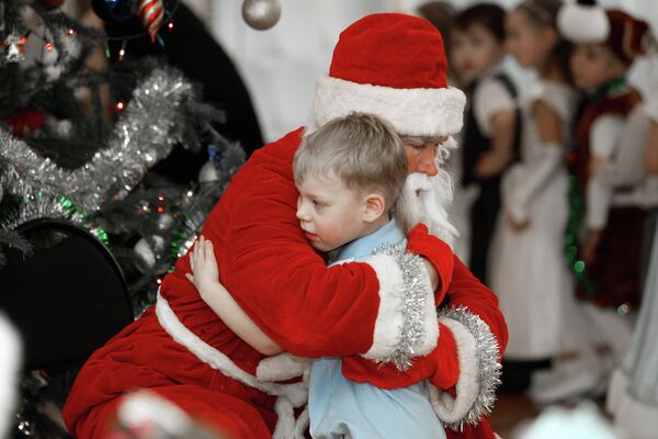 Дед Мороз поздравляет детей на новогоднем утреннике в детском саду