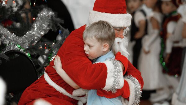 Дед Мороз поздравляет детей на новогоднем утреннике в детском саду