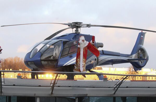 Дед Мороз выходит из вертолета во время прибытия в Санкт-Петербург