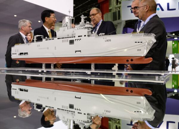 Модель корабля Мистраль 200 на 24-й Международной выставке военно-морской техники и вооружения Euronaval 2014