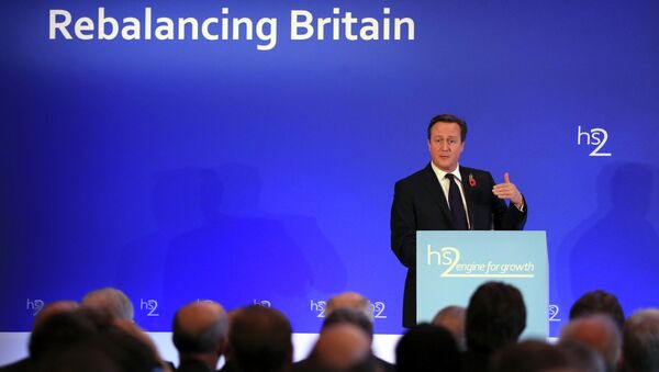 Премьер-министр Великобритании Дэвид Кэмерон выступает с докладом в городской ратуши Лидса