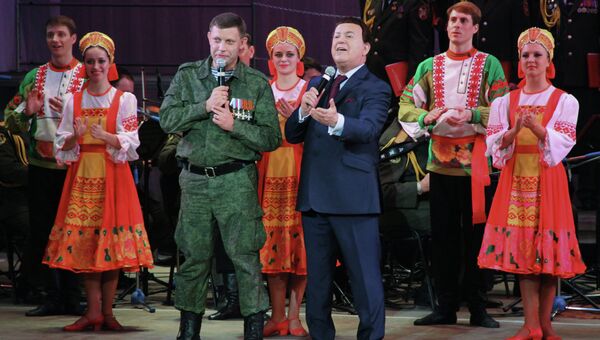Премьер-министр Донецкой народной республики Александр Захарченко и певец Иосиф Кобзон выступают на сцене донецкого Оперного театра