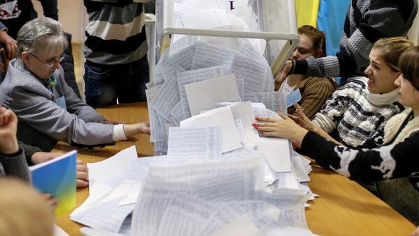 Подсчет голосов по результатам выборов в Верховную раду Украины. Архивное фото