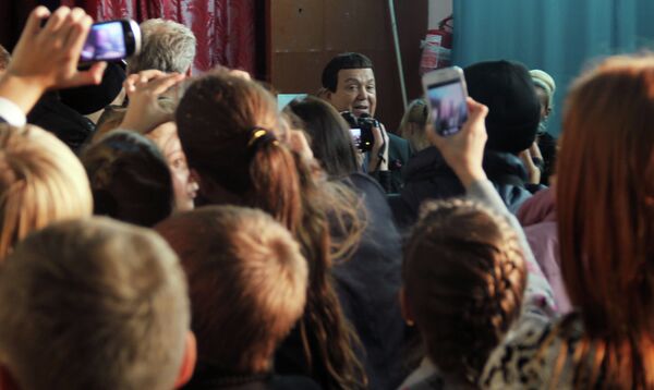 Певец Иосиф Кобзон выступает перед учащимися во время посещения школы №8 города Макеевки