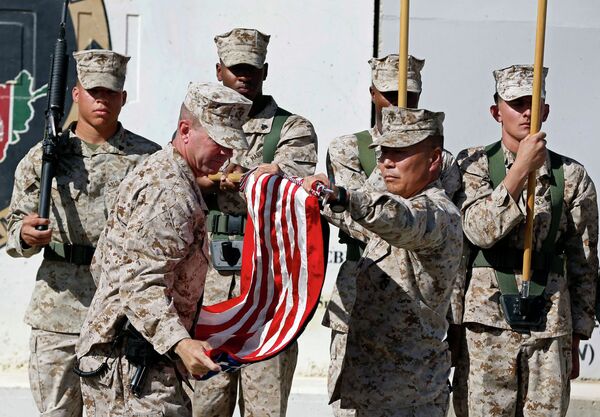 Американские морские пехотинцы во время церемонии передачи флага США перед отправкой из Афганистана