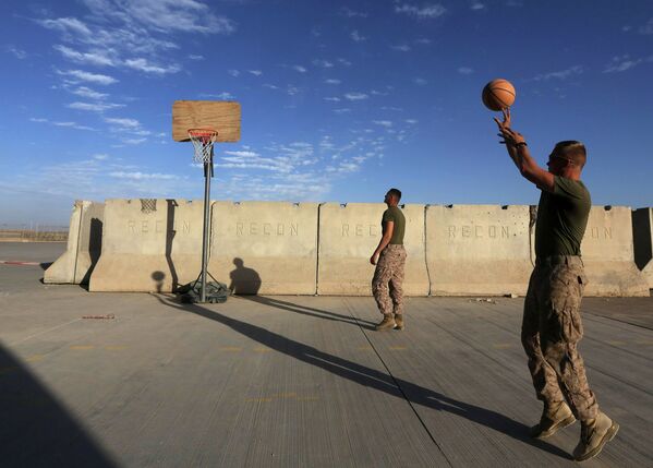 Американские пехотинцы играют в баскетбол перед их отправкой из Афганистана