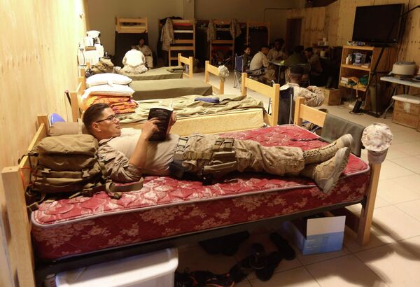 Америкнский морской пехотинец читает книгу в казарме на военной базе в Афганистане