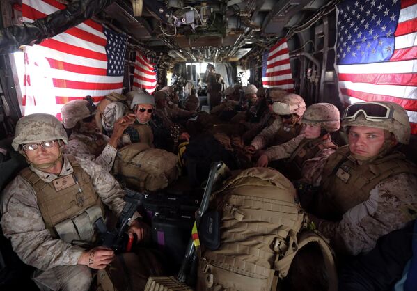 Американские морские пехотинцы на борту вертолета в Кандагаре
