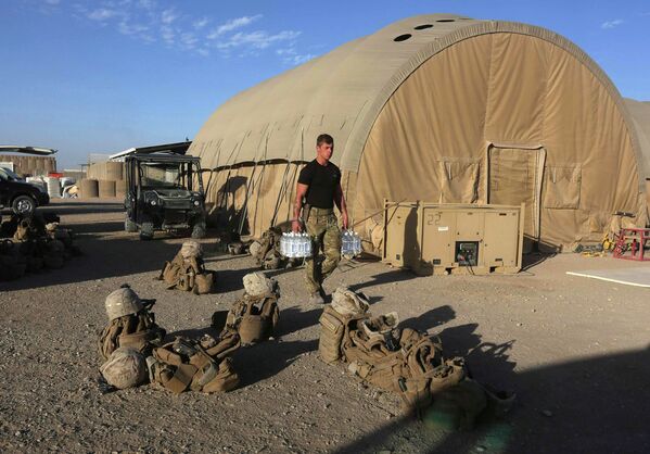 Американский морской пехотинец перед отъездом с военной базы в Афганистане