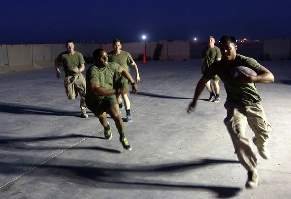 Американские солдаты играют в мяч перед отъездом с военной базы в Афганистане