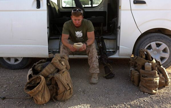 Солдат морской пехоты США перед отъездом с военной базы в Афганистане