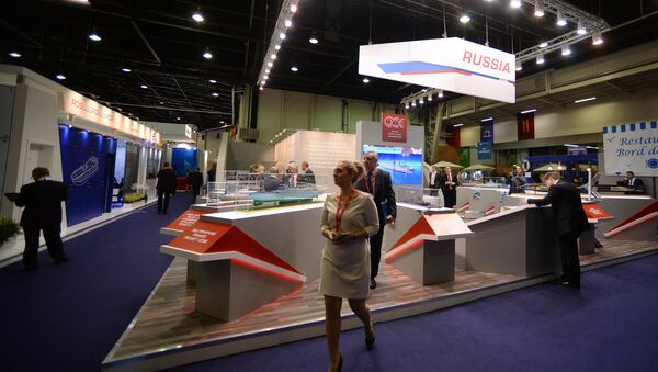 Посетители на 24-й Международной выставке военно-морской техники и вооружения Euronaval 2014. Архивное фото