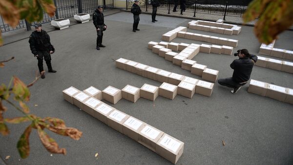 Коробки с подписями украинцев в поддержку проведения референдума о вступлении Украины в НАТО