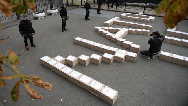 Коробки с подписями украинцев в поддержку проведения референдума о вступлении Украины в НАТО. Архивное фото