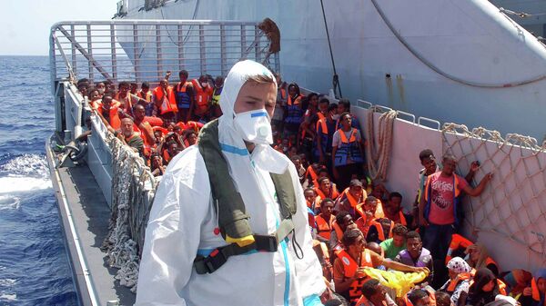 Итальянский военный корабль участвующий в спасении мигрантов в Средиземном море