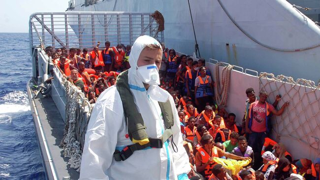 Итальянский военный корабль участвующий в спасении мигрантов в Средиземном море. Архивное фото