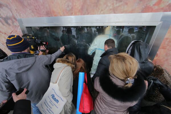 Жители Москвы наблюдают за работой биологов по помещению мамонтенка Юки в экспозицию Центрального Дома Художника в Москве