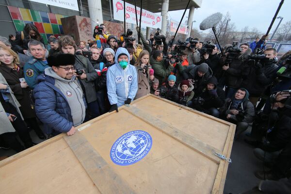 Выгрузка якутского мамонтенка Юки возле здания Центрального Дома Художника в Москве