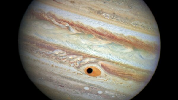 Астрономы запечатлели на Юпитере тень Ганимеда диаметром 10 тысяч км