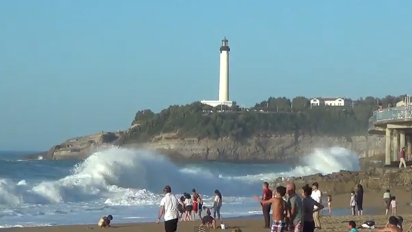 Ветер с моря дул: как большие волны распугали людей на пляже
