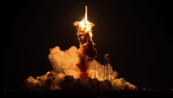 Момент взлета ракеты-носителя Antares с космическим грузовиком Cygnus