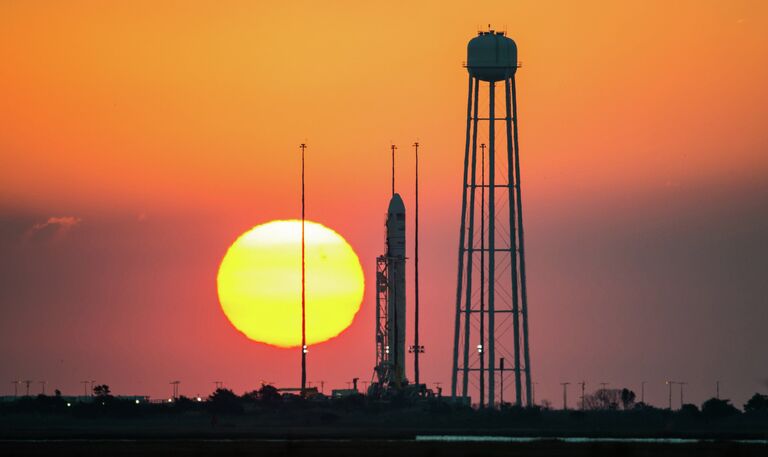 Ракета-носитель Antares с космическим грузовиком Cygnus