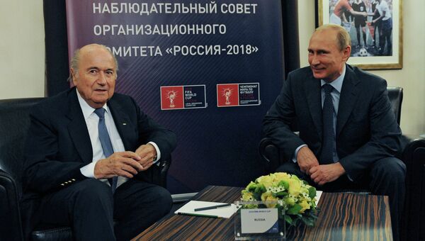 Президент России Владимир Путин (справа) и президент Международной федерации футбола (ФИФА) Йозеф Блаттер. Архивное фото