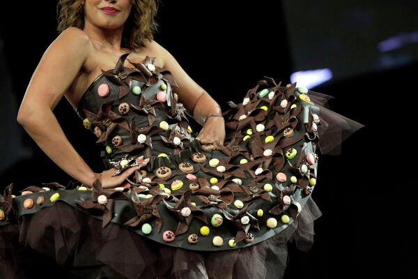 Модель в платье из шоколада на ярмарке шоколада в Париже