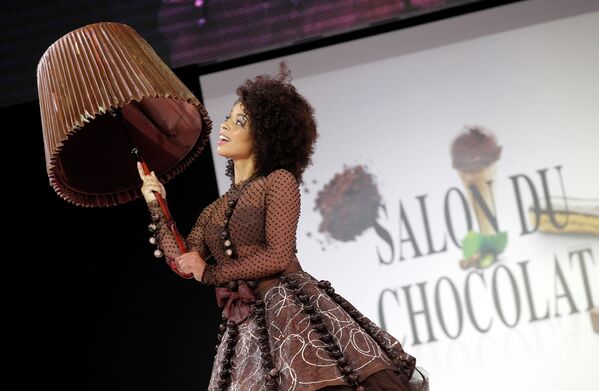 Модель в платье из шоколада на ярмарке шоколада в Париже