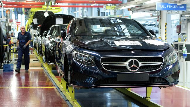 Производство автомобилей немецкой марки Mercedes-Benz.  Архивное фото