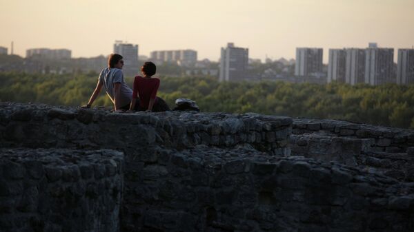 Молодые люди в крепости Калемегдан в старой части Белграда