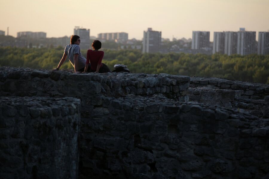 Молодые люди в крепости Калемегдан в старой части Белграда