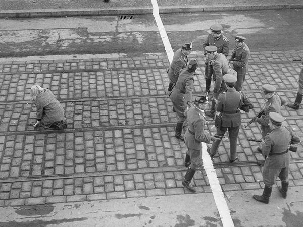 Западногерманские и восточногерманские полицейские у границы