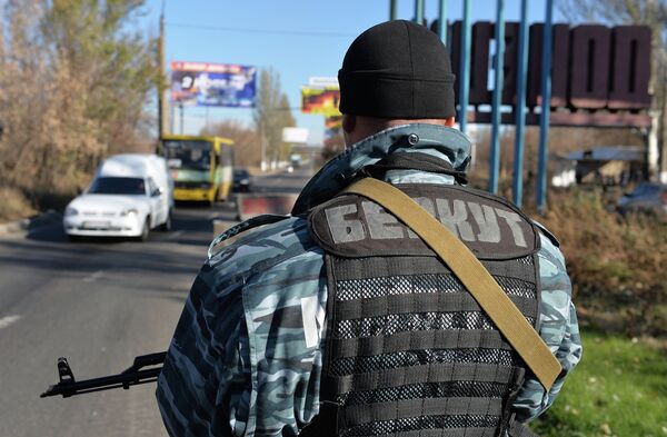 Ополченцы дежурят у стелы на въезде в Донецк