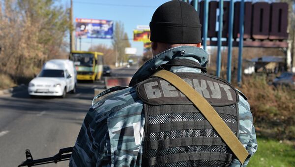 Ополченцы дежурят у стелы на въезде в Донецк