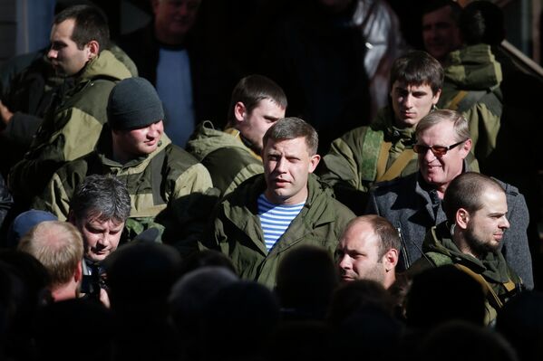 Александр Захарченко во время визита в Макеевку накануне выборов