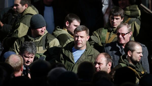 Александр Захарченко во время визита в Макеевку накануне выборов главы ДНР и депутатов Народного Совета ДНР