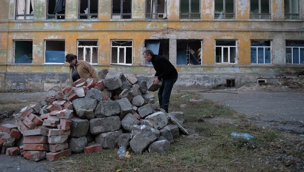 Жители Донецка во дворе разрушенной городской больницы №20. Архивное фото