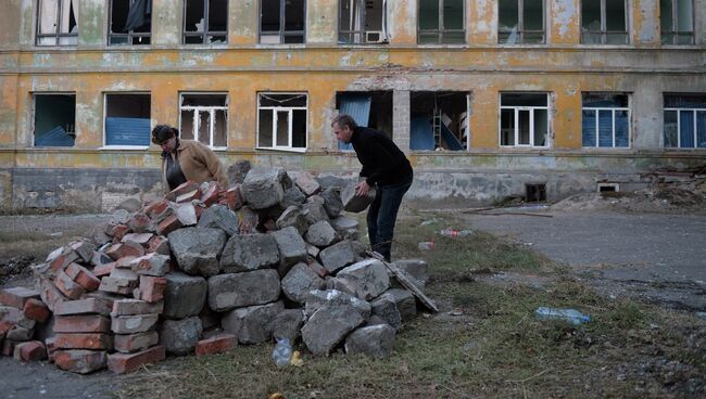 Жители Донецка во дворе разрушенной городской больницы №20. Архивное фото