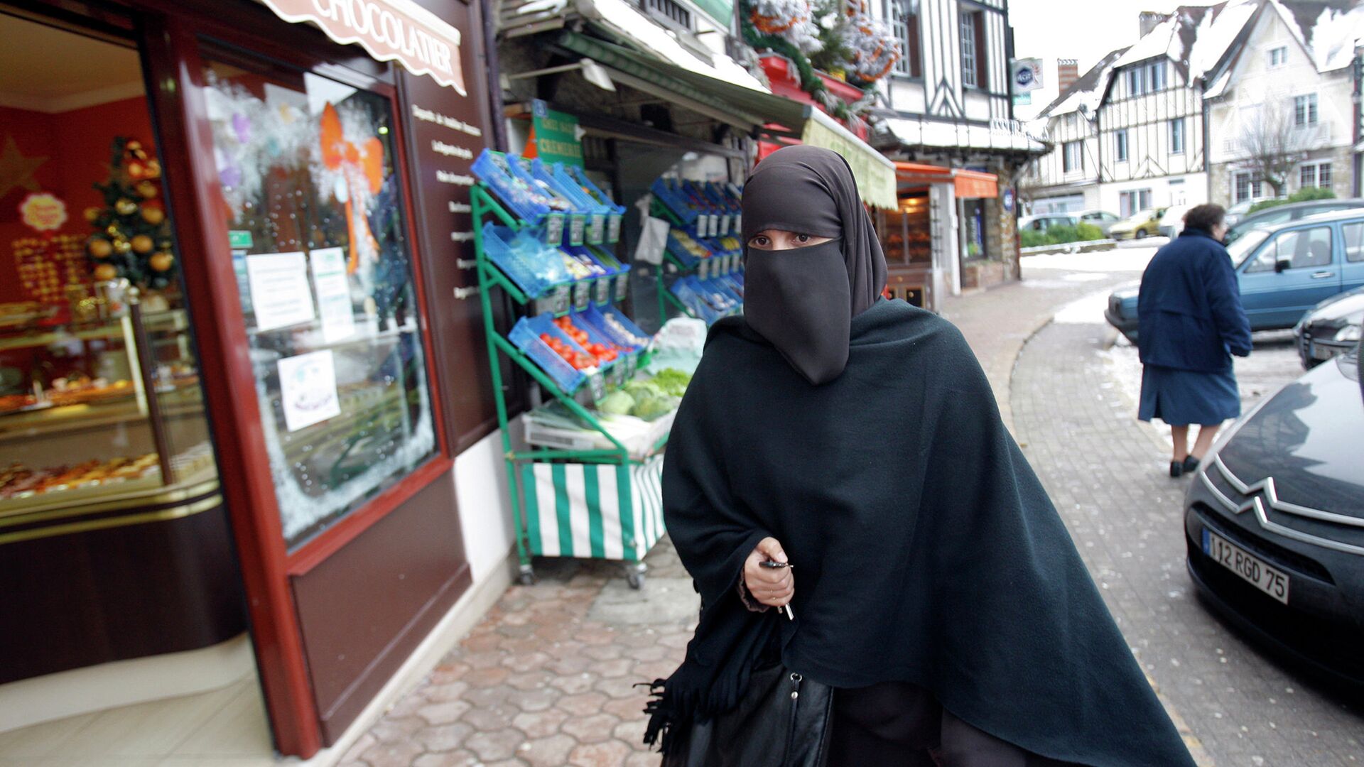 Девушка в мусульманской одежде на улице Ле Мениль-Сен-Дени, Франция - РИА Новости, 1920, 04.12.2023