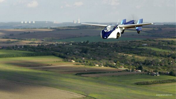 Летающий автомобиль AeroMobil 3.0 во время тестового полета в Словакии