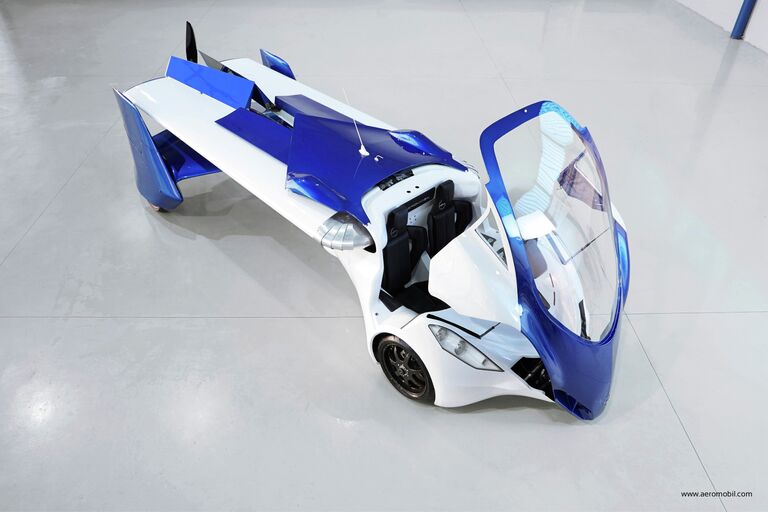 Летающий автомобиль AeroMobil 3.0 в гараже в Словакии