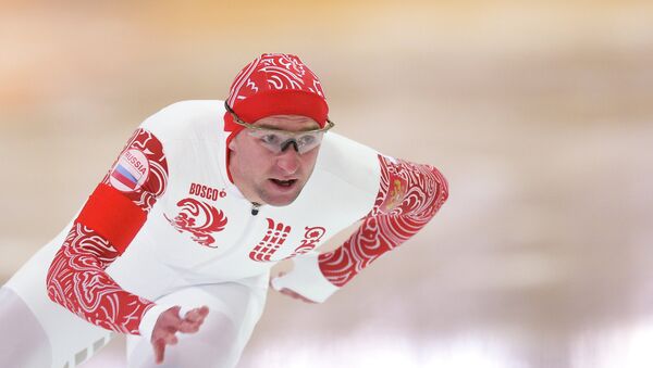 Алексей Есин на соревнованиях по конькобежному спорту среди мужчин на Открытом Кубке Москвы.