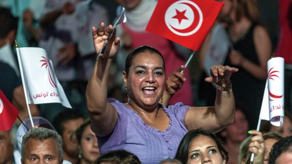 Сторонники тунисской партии Нидаа Тунис во время предвыборного митинга в Тунисе